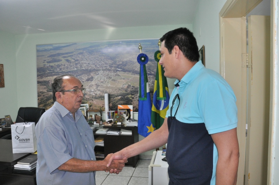 Prefeito dá posse a 4 novos servidores concursados