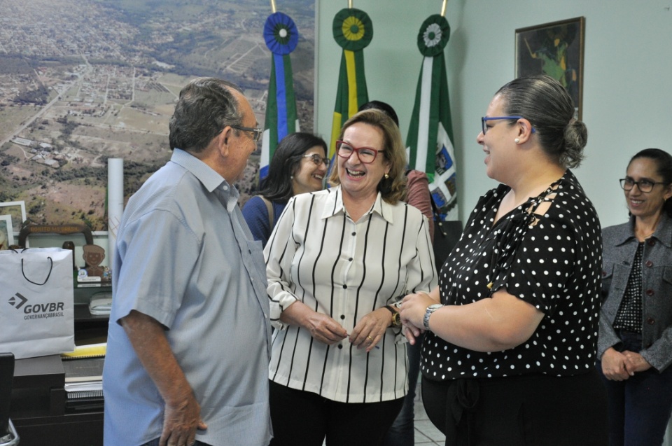 Prefeito dá posse a 4 novos servidores concursados