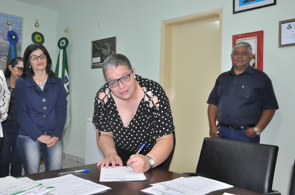 Prefeito dá posse a 4 novos servidores concursados