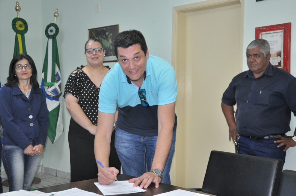 Prefeito dá posse a 4 novos servidores concursados
