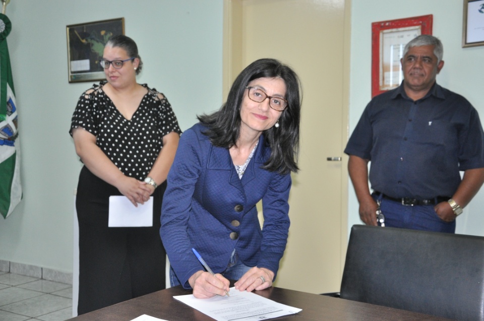 Prefeito dá posse a 4 novos servidores concursados