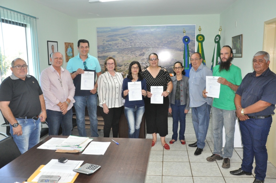 Prefeito dá posse a 4 novos servidores concursados
