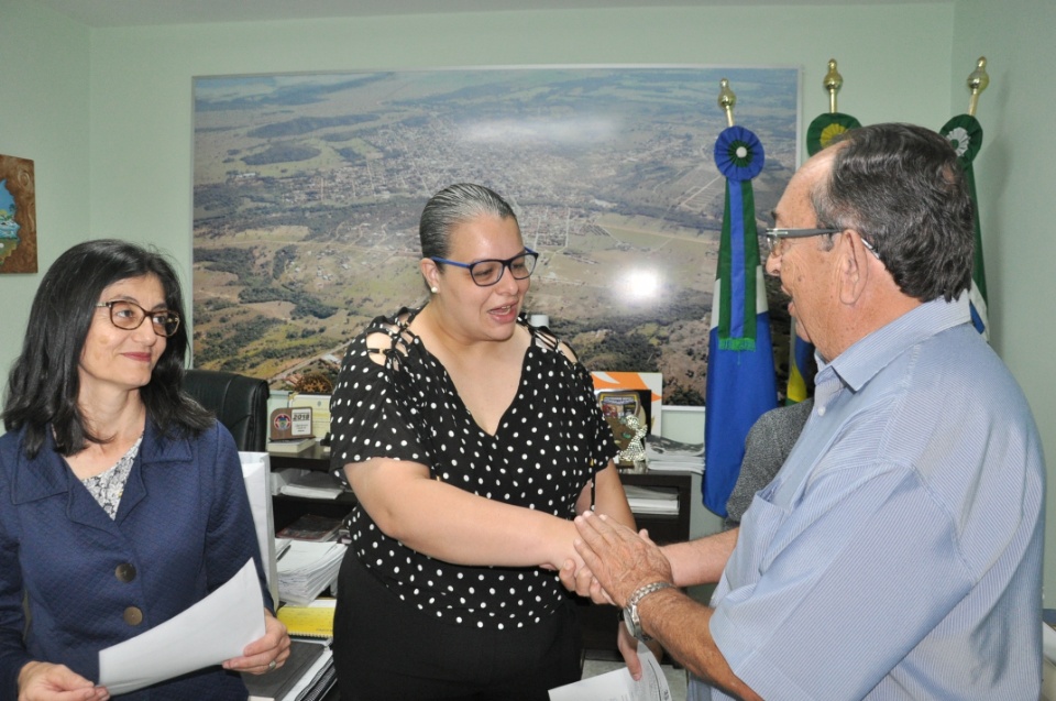Prefeito dá posse a 4 novos servidores concursados