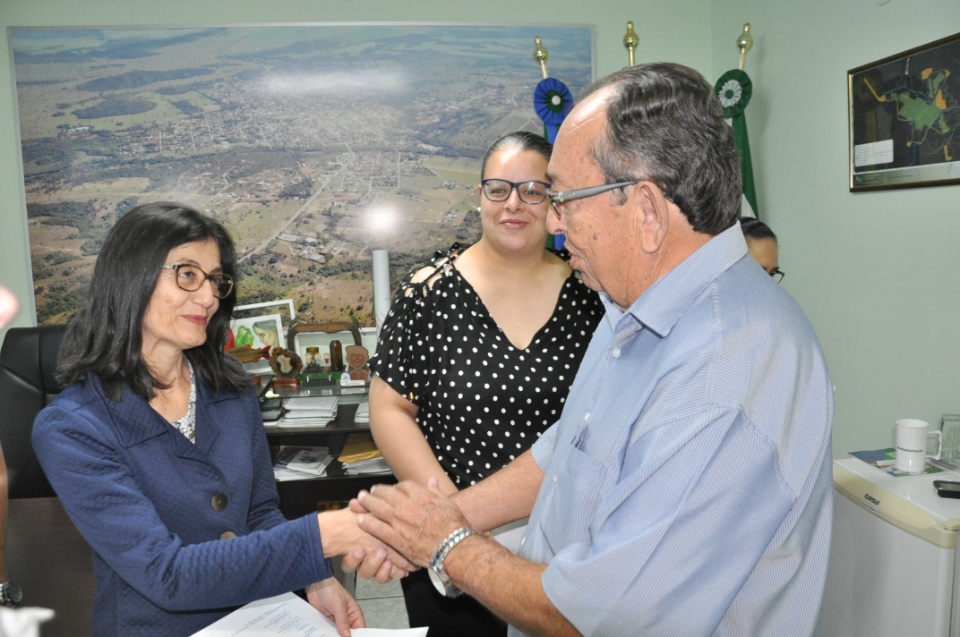 Prefeito dá posse a 4 novos servidores concursados
