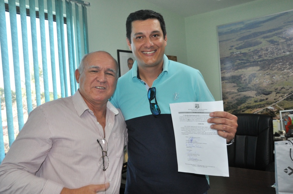 Prefeito dá posse a 4 novos servidores concursados