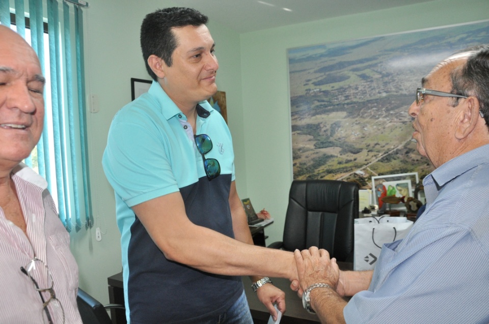 Prefeito dá posse a 4 novos servidores concursados