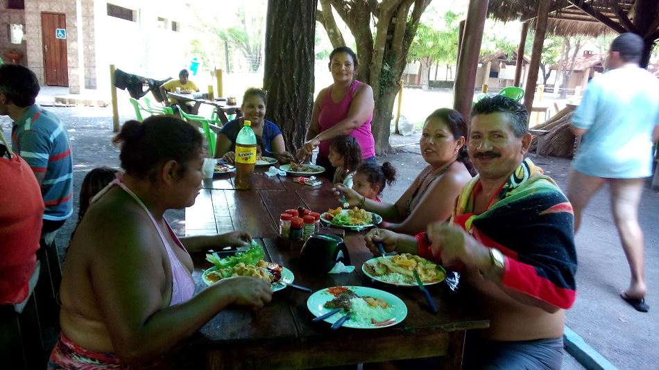 Pacientes do CAPS almoçam e passam o dia no Balneário Municipal de Bonito