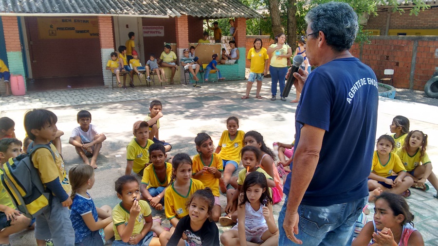 Alunos participam de mutirão de limpeza e orientações para combater o mosquito da dengue em Bonito