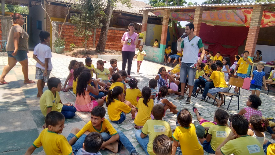Alunos participam de mutirão de limpeza e orientações para combater o mosquito da dengue em Bonito