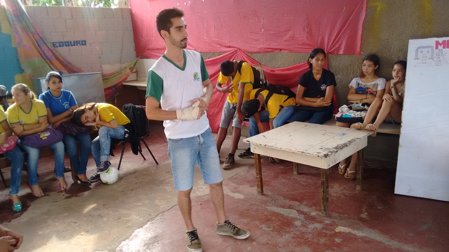 Alunos participam de mutirão de limpeza e orientações para combater o mosquito da dengue em Bonito