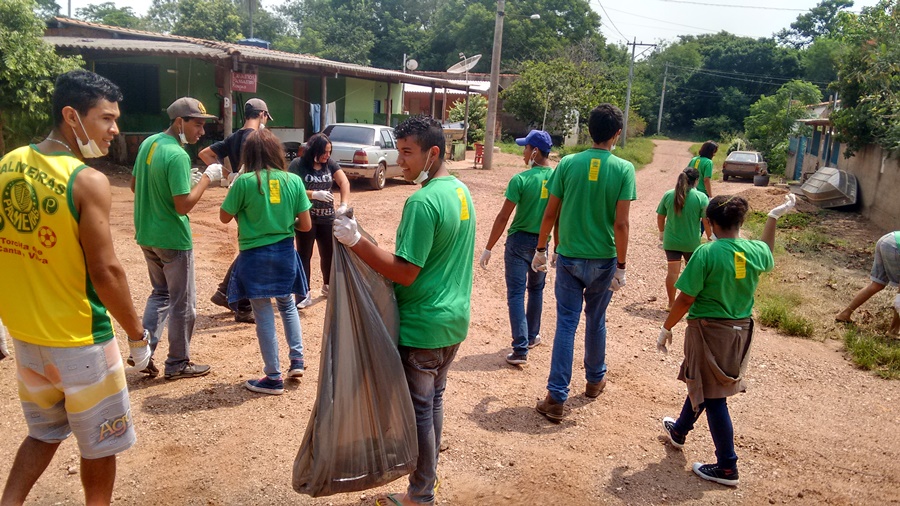 Alunos participam de mutirão de limpeza e orientações para combater o mosquito da dengue em Bonito