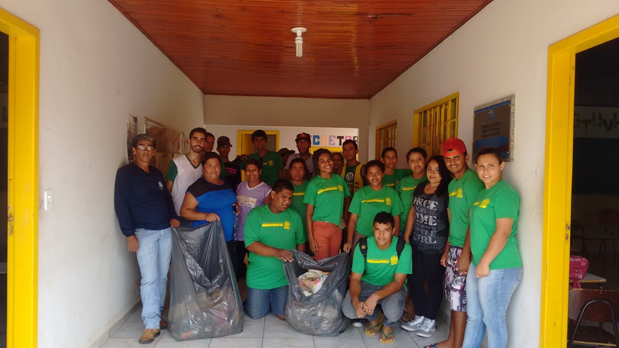 Alunos participam de mutirão de limpeza e orientações para combater o mosquito da dengue em Bonito