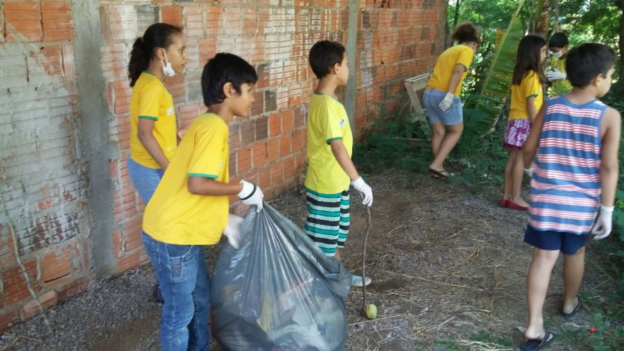 Alunos participam de mutirão de limpeza e orientações para combater o mosquito da dengue em Bonito