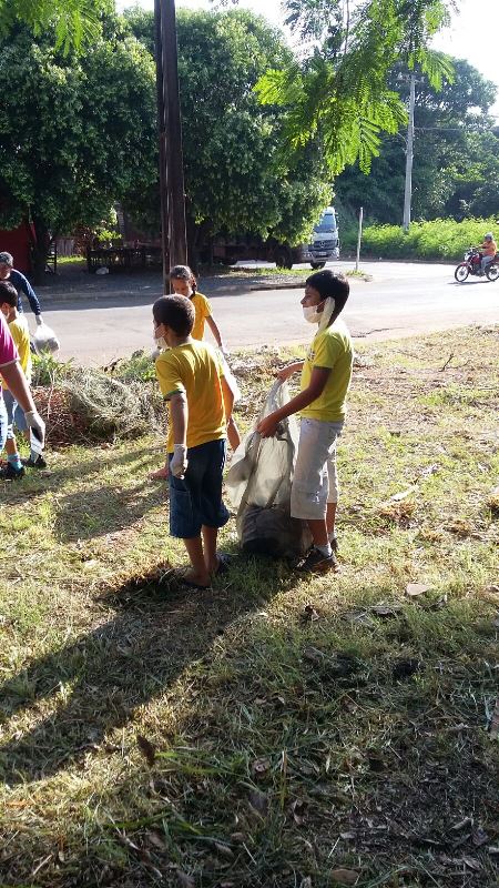 Alunos participam de mutirão de limpeza e orientações para combater o mosquito da dengue em Bonito