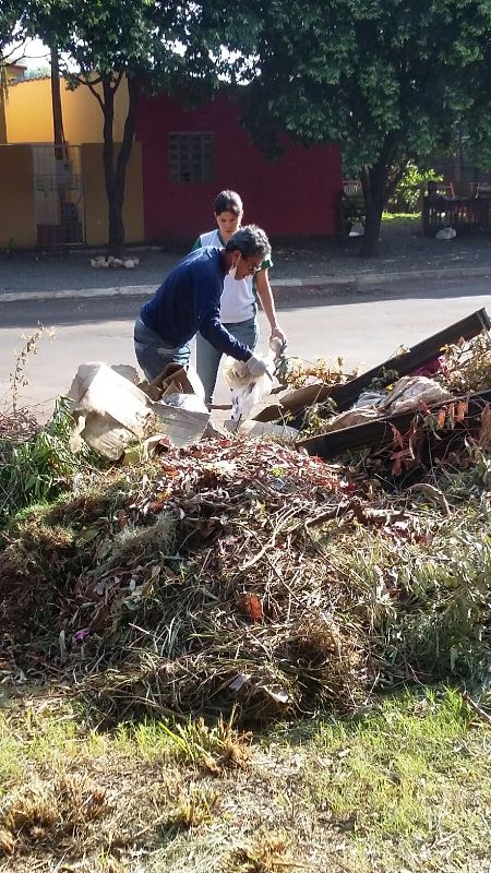 Alunos participam de mutirão de limpeza e orientações para combater o mosquito da dengue em Bonito