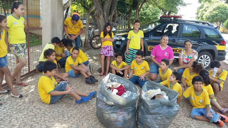 Alunos participam de mutirão de limpeza e orientações para combater o mosquito da dengue em Bonito