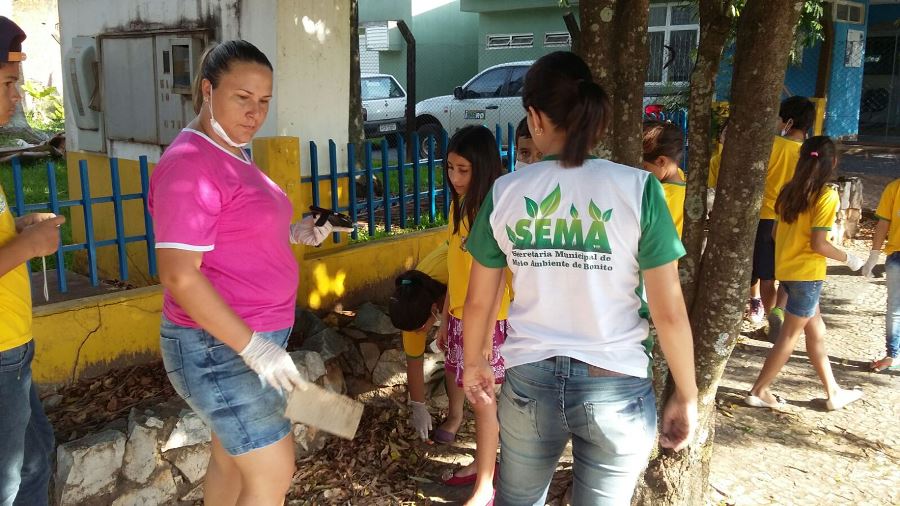 Alunos participam de mutirão de limpeza e orientações para combater o mosquito da dengue em Bonito
