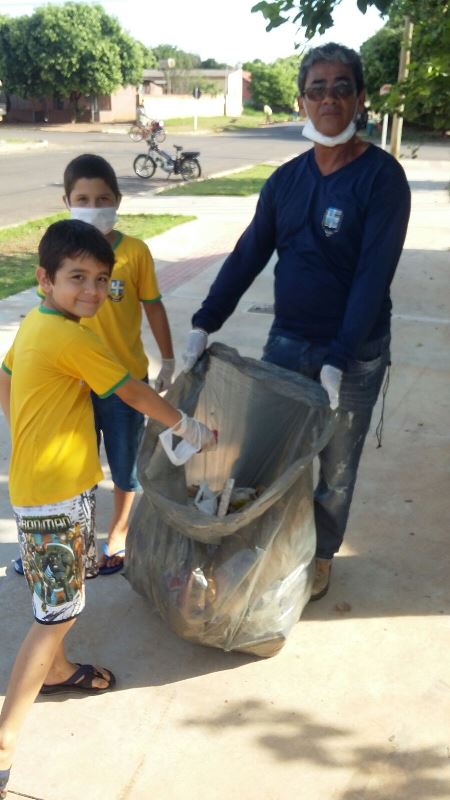 Alunos participam de mutirão de limpeza e orientações para combater o mosquito da dengue em Bonito