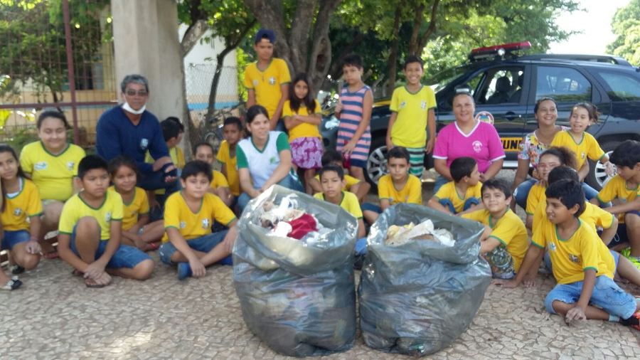 Alunos participam de mutirão de limpeza e orientações para combater o mosquito da dengue em Bonito