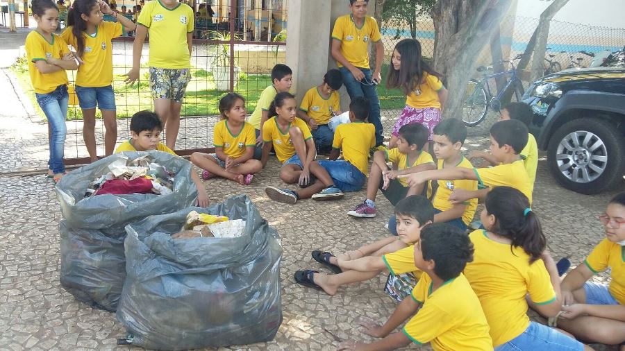 Alunos participam de mutirão de limpeza e orientações para combater o mosquito da dengue em Bonito