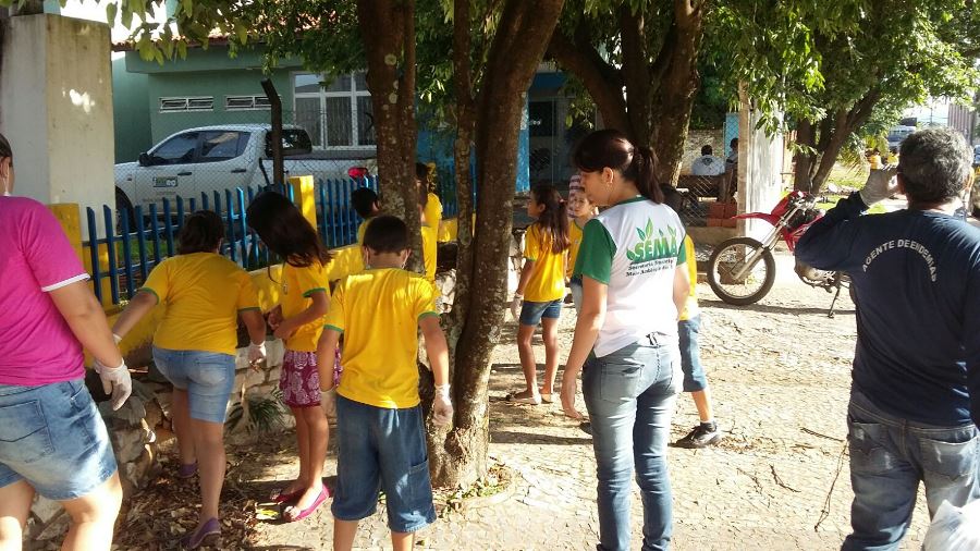 Alunos participam de mutirão de limpeza e orientações para combater o mosquito da dengue em Bonito