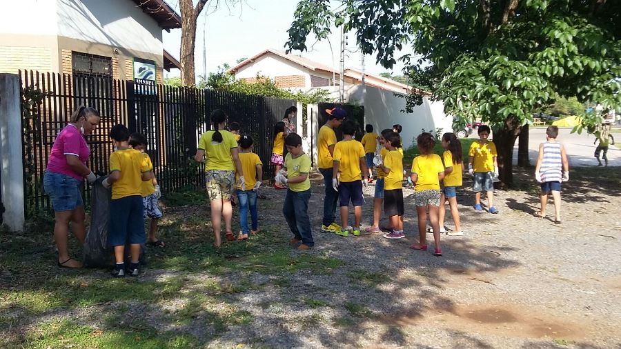 Alunos participam de mutirão de limpeza e orientações para combater o mosquito da dengue em Bonito