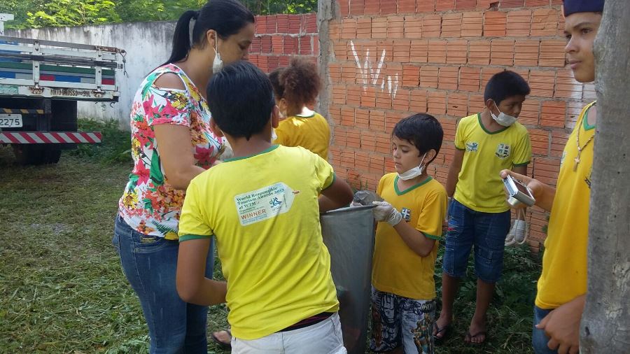 Alunos participam de mutirão de limpeza e orientações para combater o mosquito da dengue em Bonito