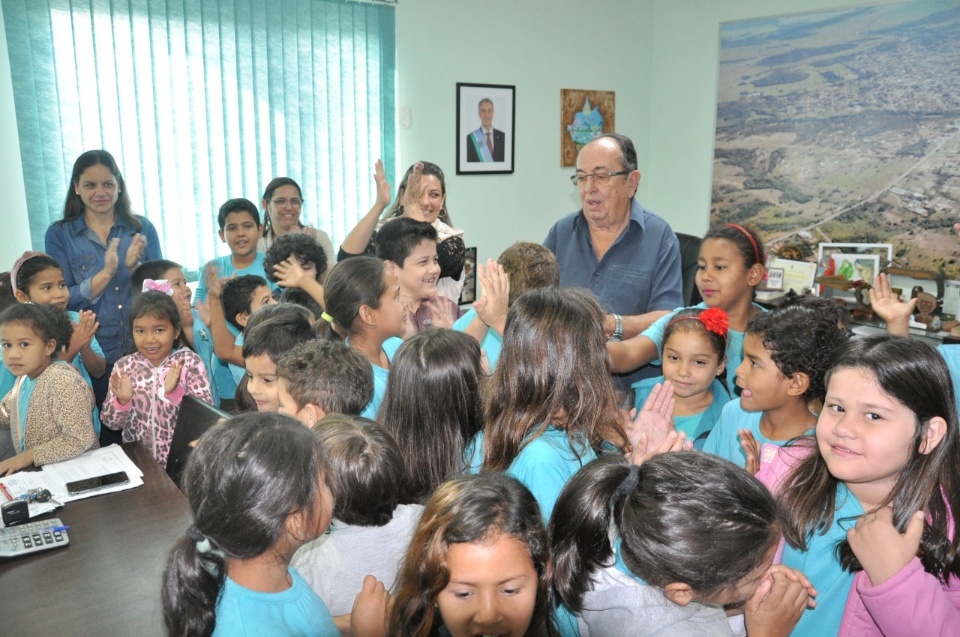Prefeito recebe alunos da Escola Manoel Inácio de Farias