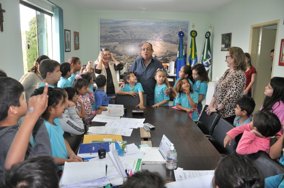 Prefeito recebe alunos da Escola Manoel Inácio de Farias