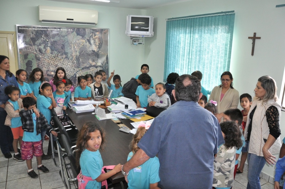 Prefeito recebe alunos da Escola Manoel Inácio de Farias