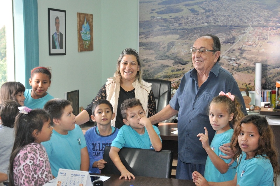 Prefeito recebe alunos da Escola Manoel Inácio de Farias