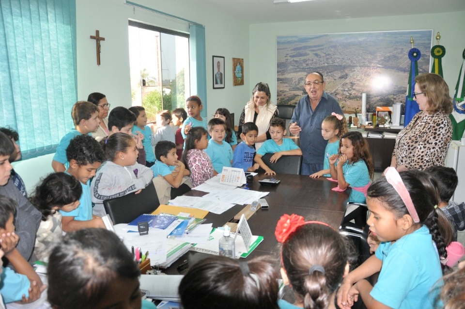 Prefeito recebe alunos da Escola Manoel Inácio de Farias