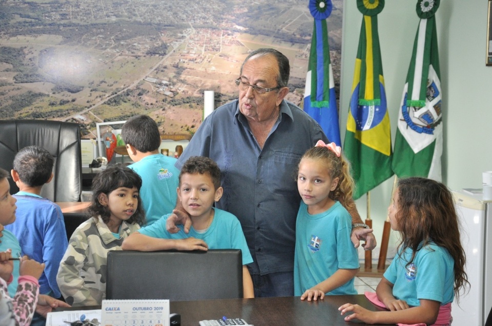 Prefeito recebe alunos da Escola Manoel Inácio de Farias