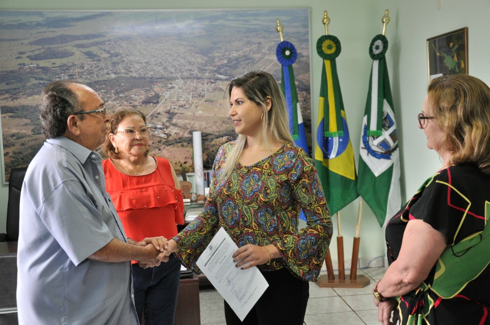 Prefeito dá posse a assistente social aprovada em concurso