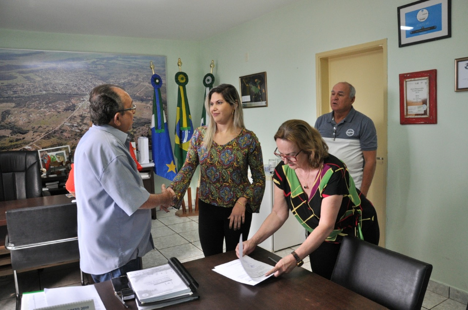 Prefeito dá posse a assistente social aprovada em concurso