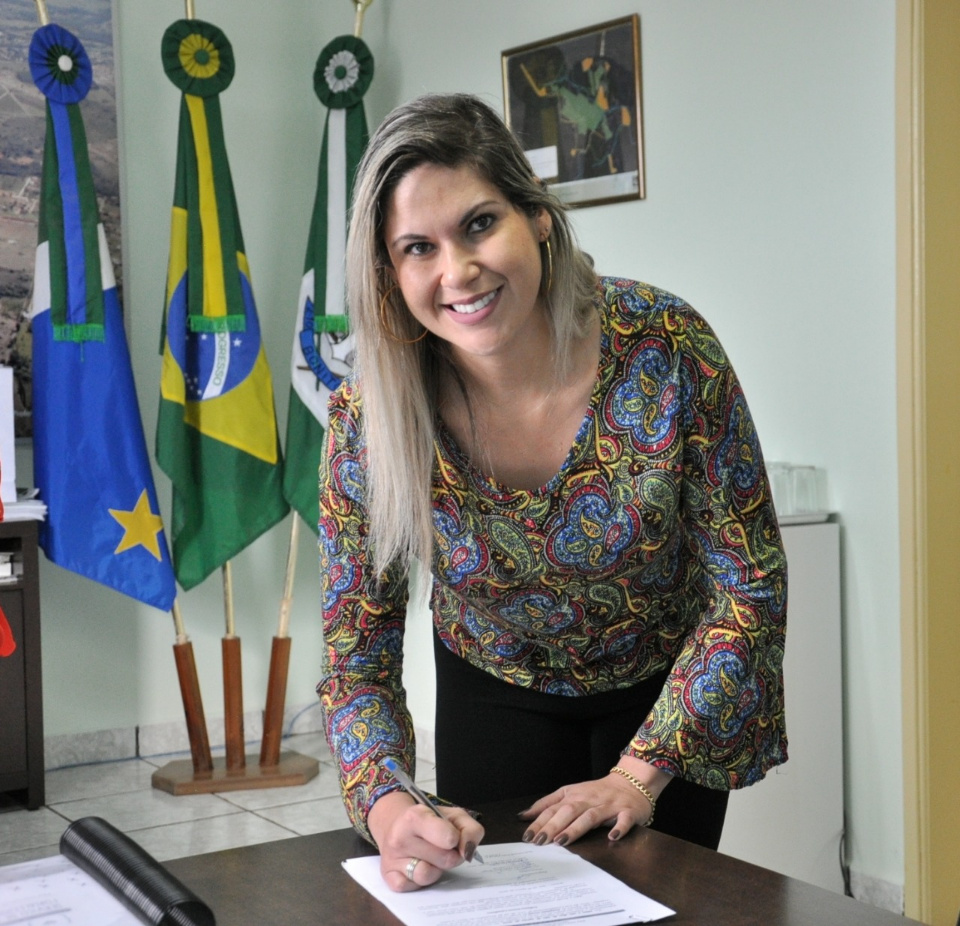 Prefeito dá posse a assistente social aprovada em concurso