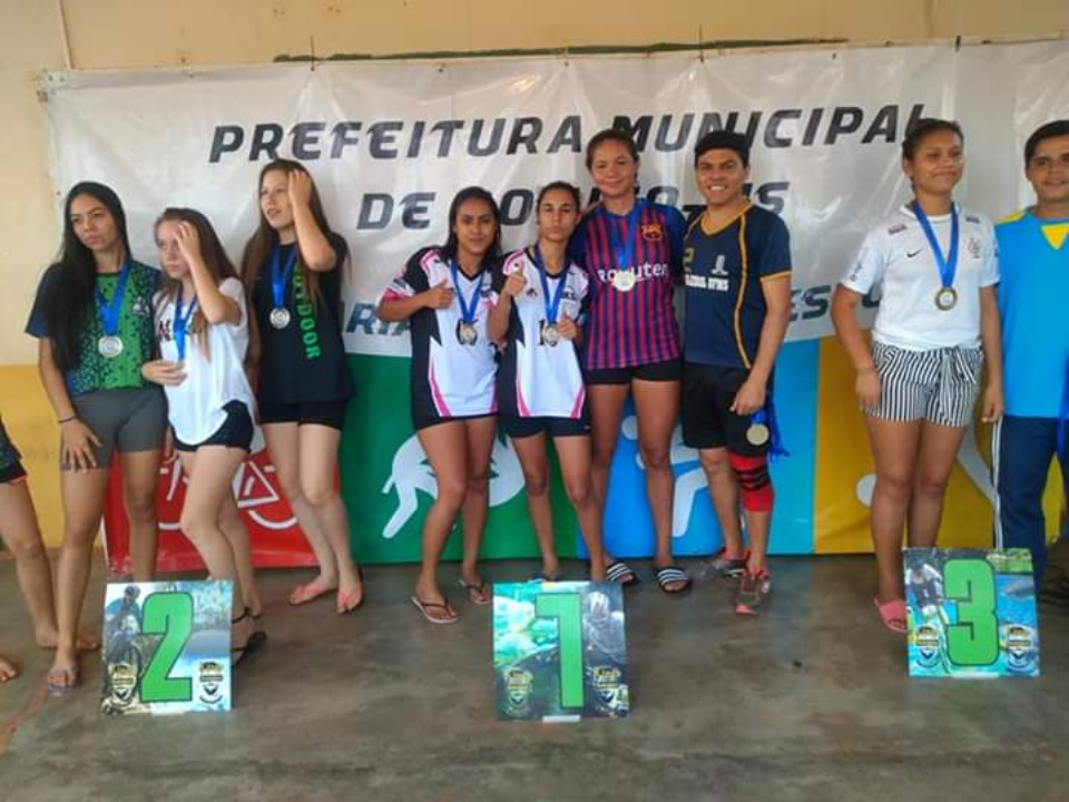 Estádio Municipal recebe jogos escolares. Confira as fotos