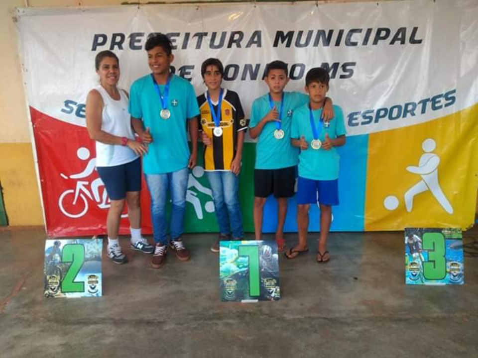 Estádio Municipal recebe jogos escolares. Confira as fotos