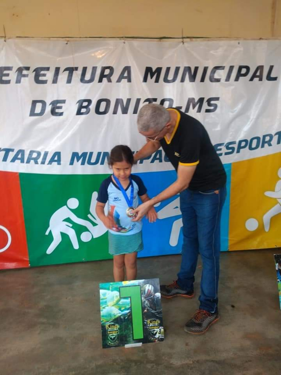 Estádio Municipal recebe jogos escolares. Confira as fotos