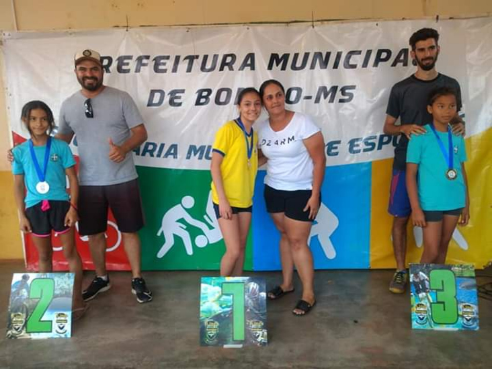 Estádio Municipal recebe jogos escolares. Confira as fotos