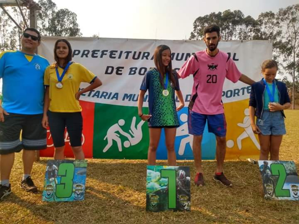 Estádio Municipal recebe jogos escolares. Confira as fotos