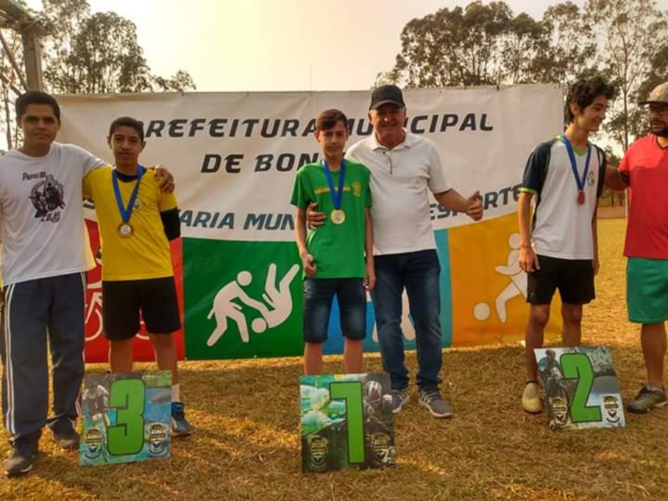Estádio Municipal recebe jogos escolares. Confira as fotos