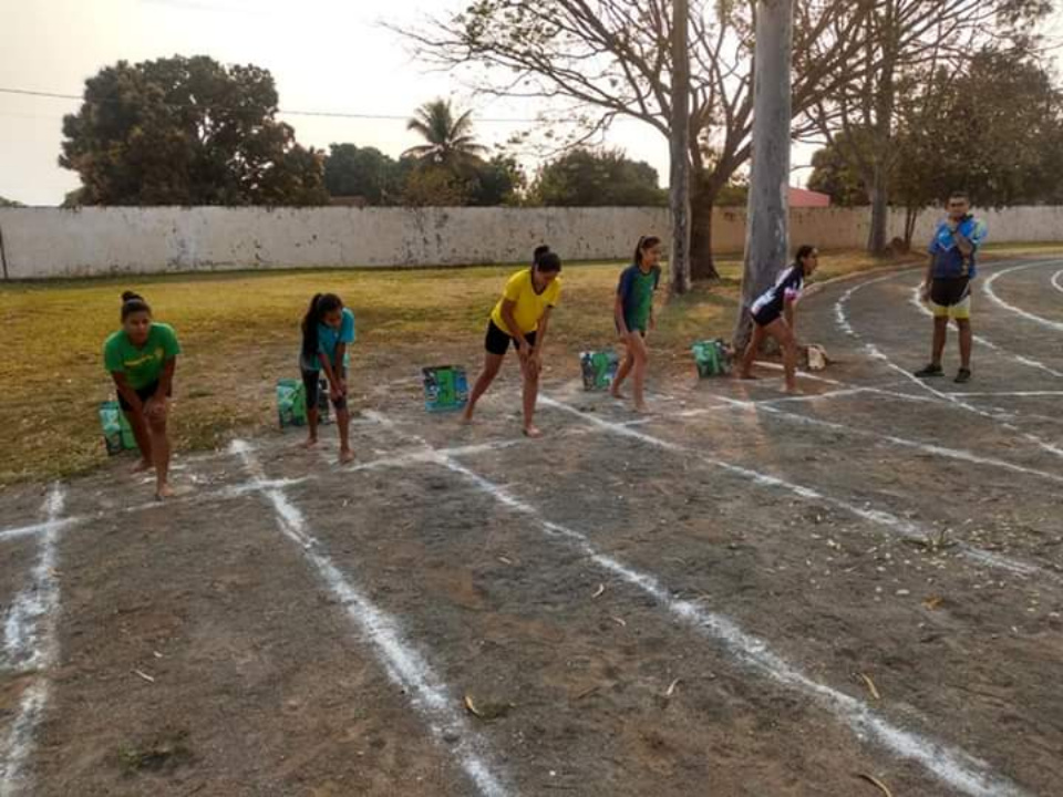 Estádio Municipal recebe jogos escolares. Confira as fotos