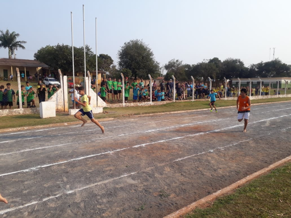 Estádio Municipal recebe jogos escolares. Confira as fotos