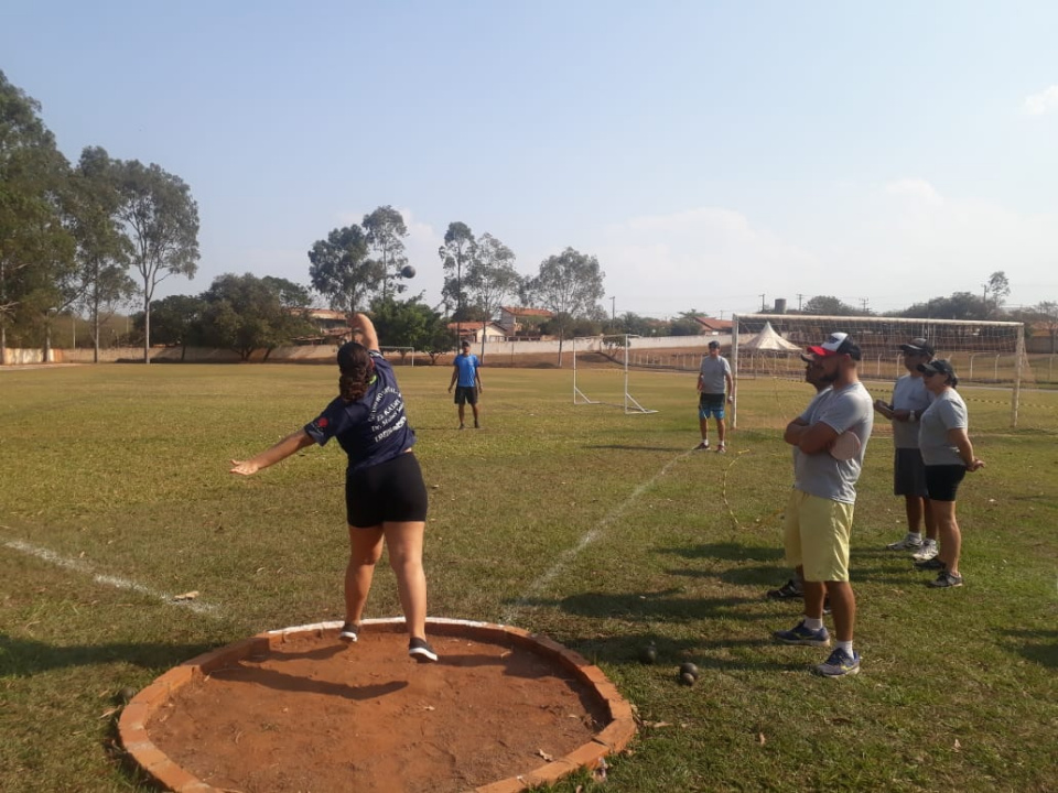 Estádio Municipal recebe jogos escolares. Confira as fotos