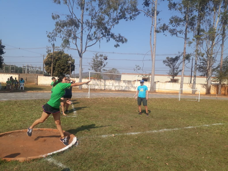 Estádio Municipal recebe jogos escolares. Confira as fotos