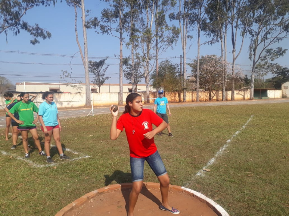 Estádio Municipal recebe jogos escolares. Confira as fotos