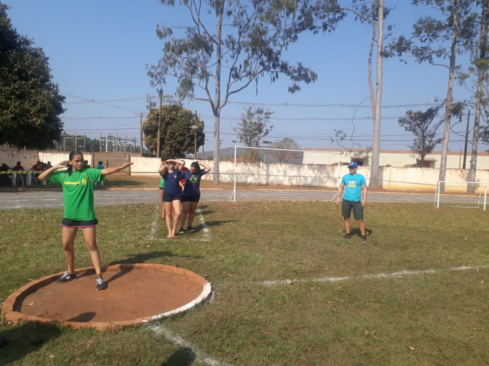 Estádio Municipal recebe jogos escolares. Confira as fotos