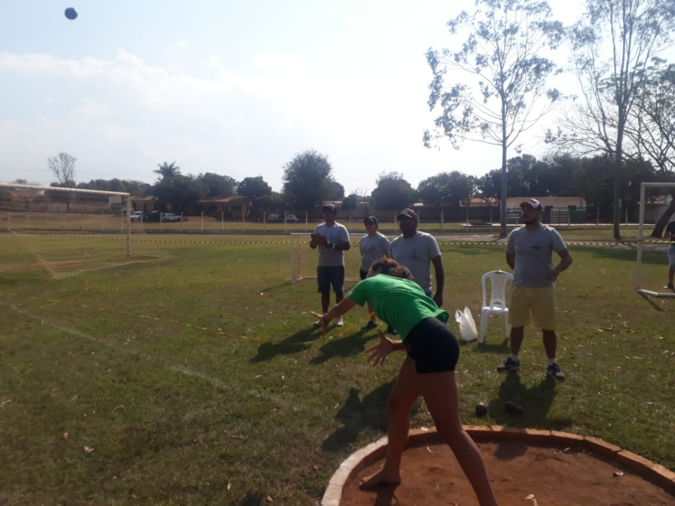 Estádio Municipal recebe jogos escolares. Confira as fotos