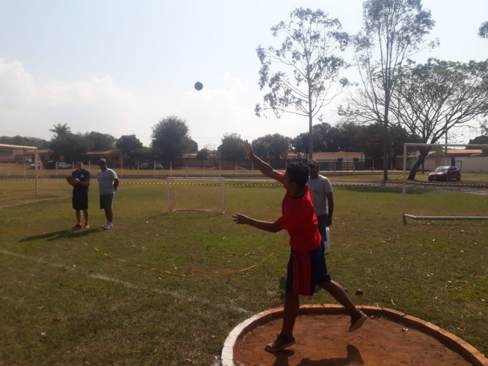 Estádio Municipal recebe jogos escolares. Confira as fotos
